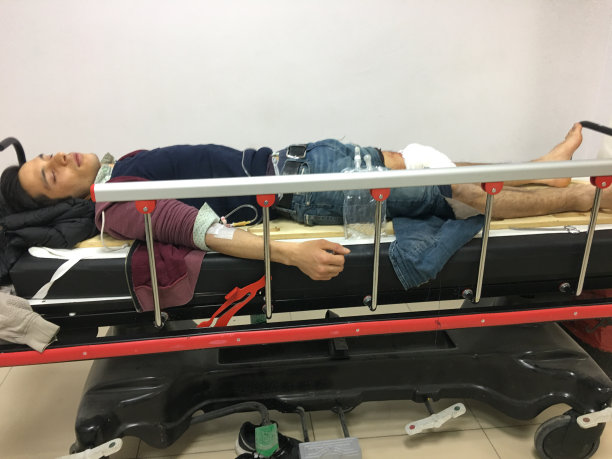 Layİng躺在担架上图片下载