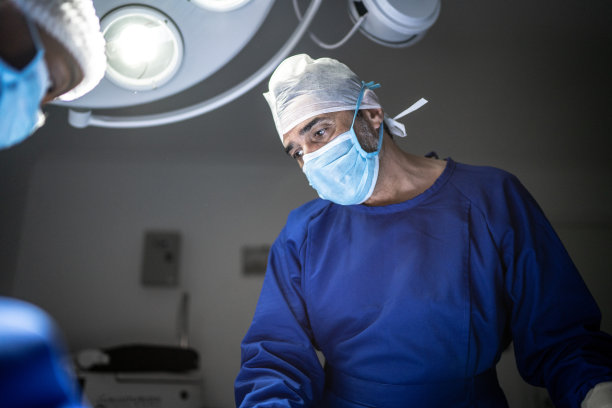 专注的外科医生在做手术图片下载