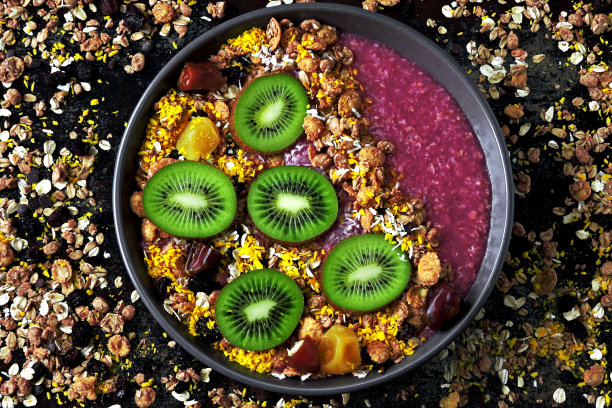 粉色冰沙碗，燕麦片，格兰诺拉麦片和猕猴桃。图片下载