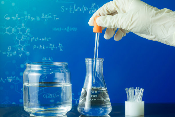 科研人员在实验室将试剂投入有化学方程式背景的试管中，图为临床医生手持工具的双手素材图片