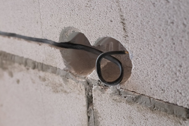 在加气混凝土中有电线的插座。房屋建设和翻新图片下载