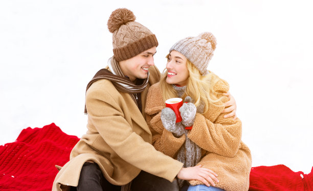 冬天的肖像年轻夫妇有浪漫的户外约会图片下载