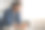 新款手机App：时尚的西方男人在家中使用智能手机浏览互联网图片下载