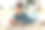 非洲千禧女孩在公园里用智能手机躺在格子布上图片下载