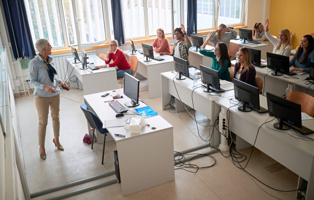 女教授在大学讲课图片下载