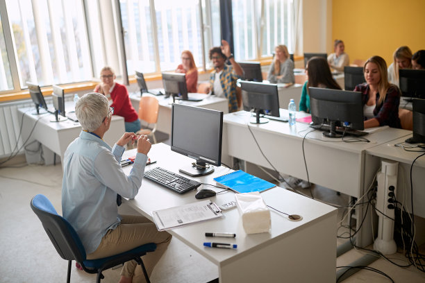 一名男学生在演讲中举手提问图片下载