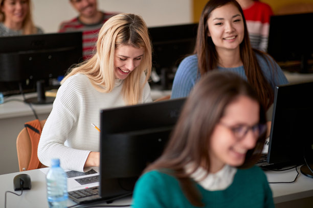 女学生享受信息讲座图片下载
