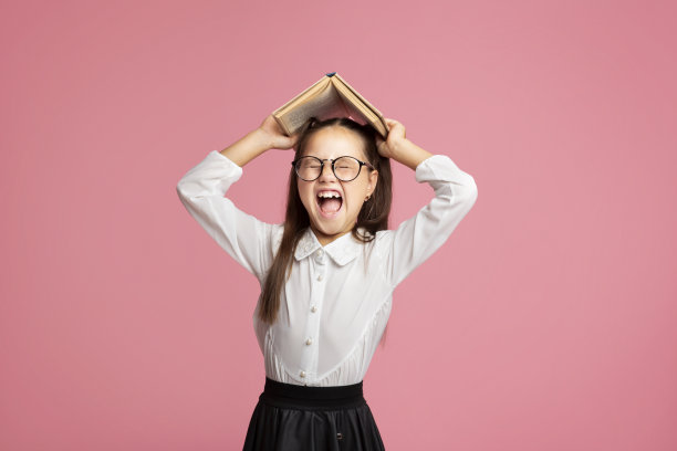 哦，不，我讨厌学习。一个穿着校服、戴着眼镜的女生尖叫着，把书顶在头上图片下载