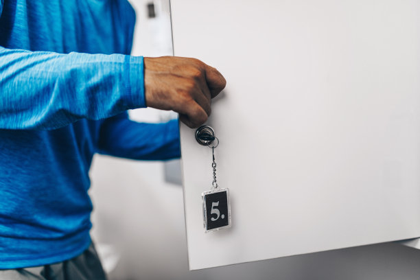 运动员站在更衣室里图片下载