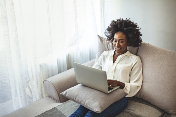 年轻的现代女性在家里开视频会议。图片下载