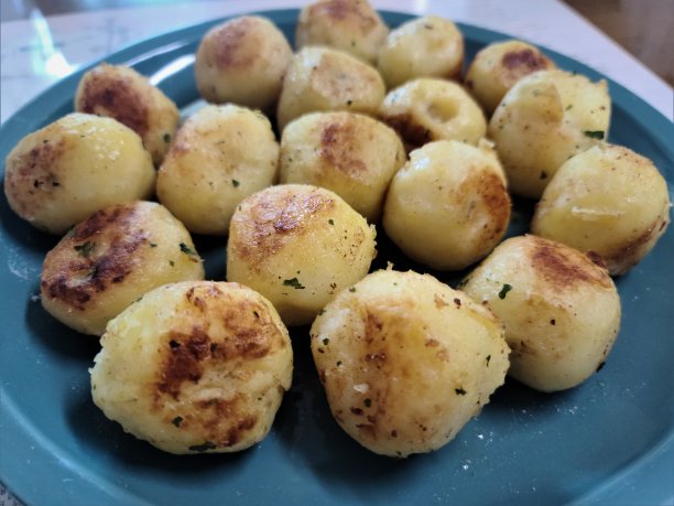 盘子里的土豆烤点心图片下载
