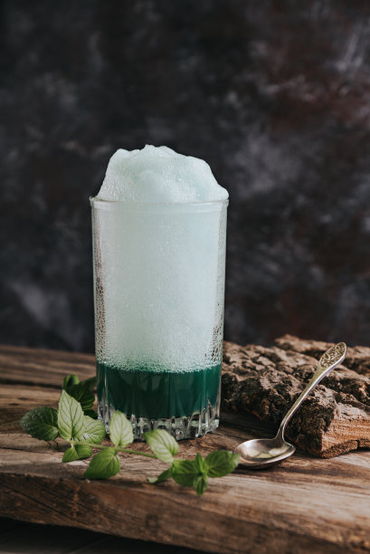 氧气鸡尾酒装在玻璃杯里放在木桌上。图片下载