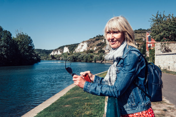 在莱安德利的塞纳河岸边图片下载