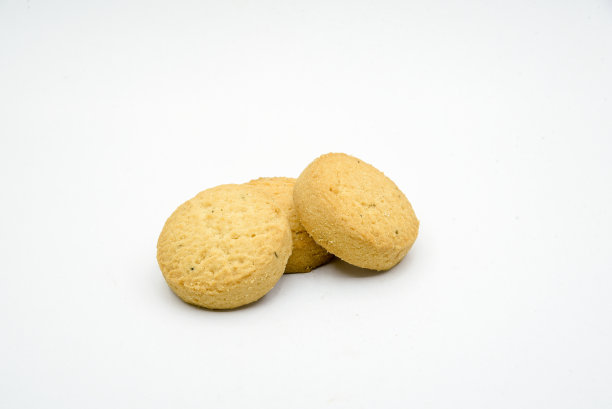 在深色背景上分离的饼干。阿塔饼干，饼干，白面饼干-印度烹饪图片下载