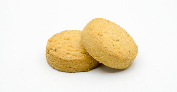 在深色背景上分离的饼干。阿塔饼干，饼干，白面饼干-印度烹饪图片下载