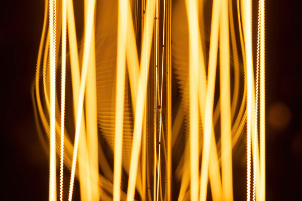 发光的爱迪生灯的微距镜头。图片下载