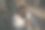 一个时髦的年轻女孩正坐在城市的一座桥上用手机休息图片下载