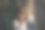 一个时髦的年轻女孩正坐在城市的一座桥上用手机休息图片下载