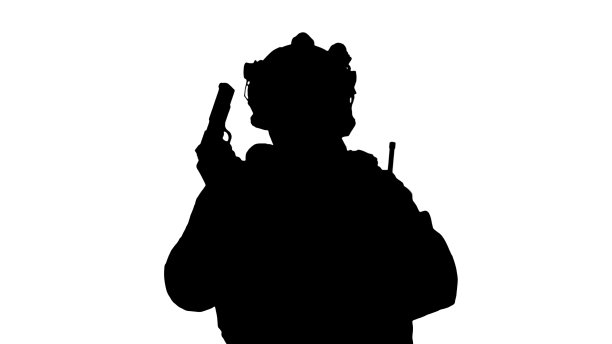 陆军精锐部队的士兵用手枪行走和射击图片下载