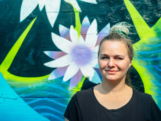 正在工作的女性壁画艺术家图片下载