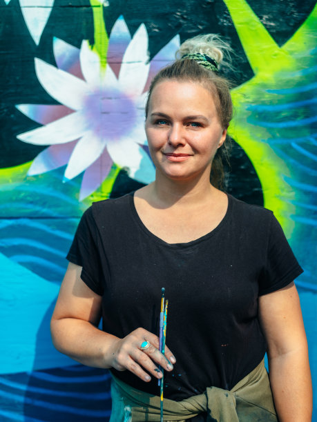 正在工作的女性壁画艺术家图片下载