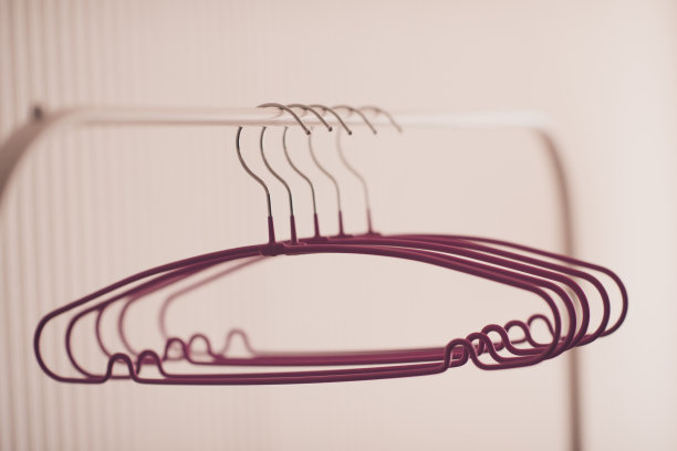 室内的粉色金属衣架图片下载