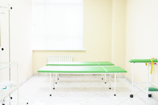私人医院病房的两张床。图片下载
