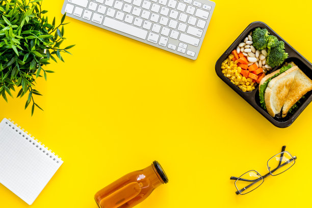 送餐到办公室。商务午餐在外卖盒里，俯视图图片下载