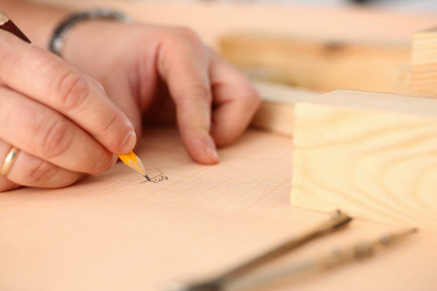 制作草图的建设者的特写图片下载