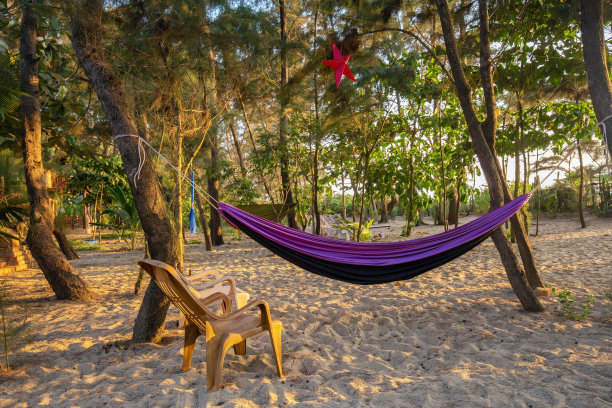 卡纳塔克邦涅槃海滩附近的吊床和酒店图片下载