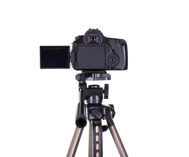 摄影和摄像概念-现代单反相机的后视图与空白屏幕上的三脚架隔离在白色图片下载