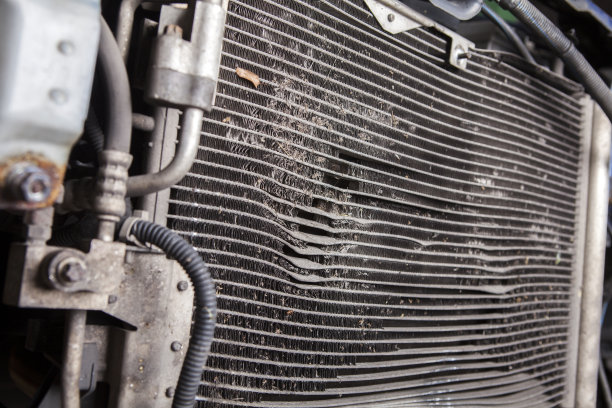 一个修理工更换了一辆汽车里一个很旧很坏的散热器图片下载
