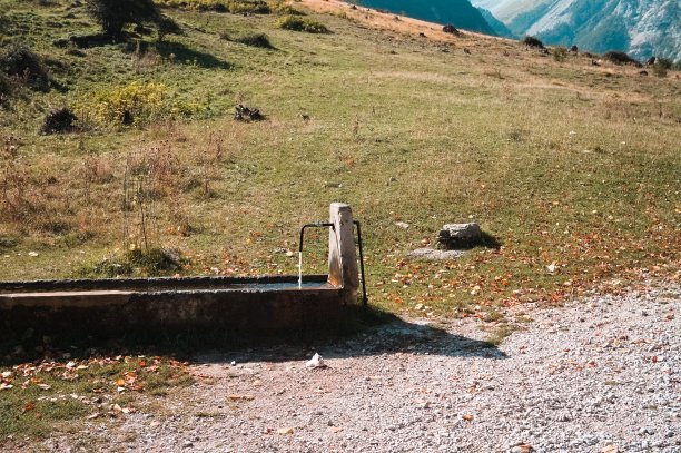 有水龙头的高山水坑(意大利马尔凯的西比里尼山脉)图片下载