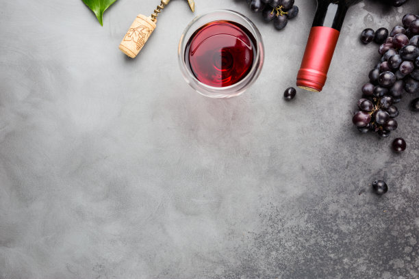 红酒和成熟的葡萄图片下载