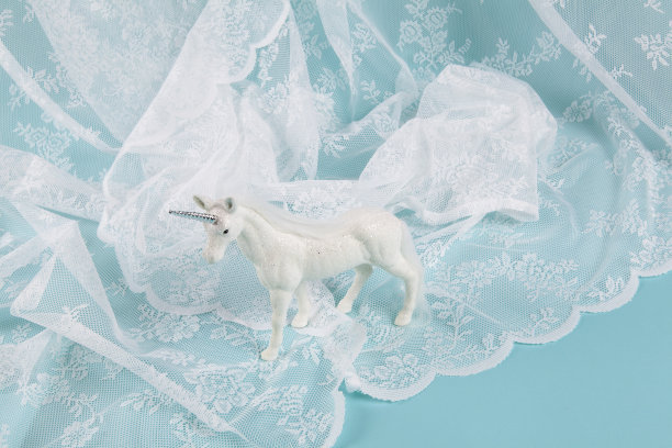 独角兽和花边窗帘图片下载