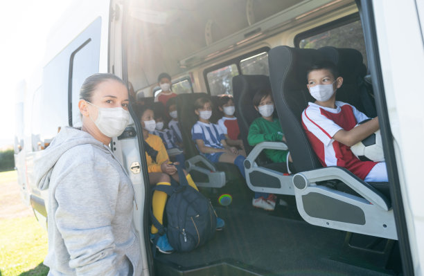 足球妈妈带着面具开着货车送孩子去夏令营图片下载