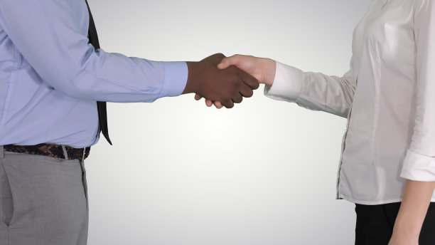 商人和女商人的手在梯度b握手图片下载