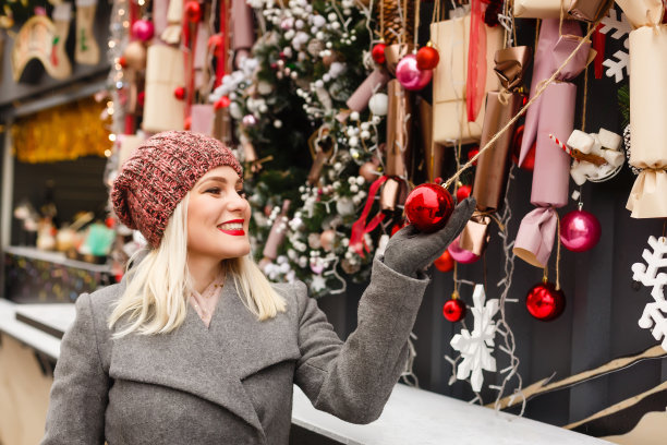 女孩在传统的圣诞市场上挑选装饰品图片下载