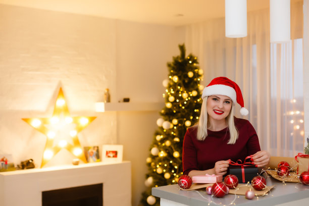 特写桌子上的女人在做圣诞装饰。上的观点图片下载