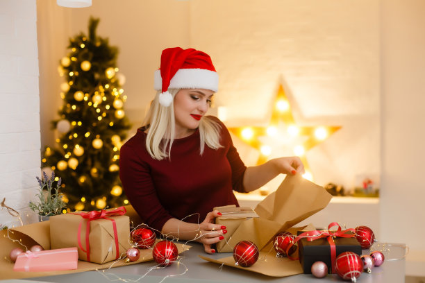 特写桌子上的女人在做圣诞装饰。上的观点图片下载