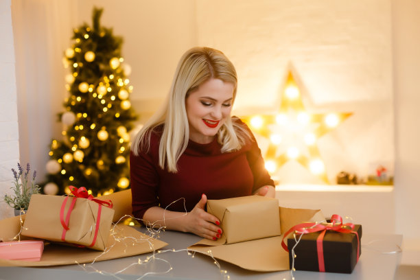 特写桌子上的女人在做圣诞装饰。上的观点图片下载