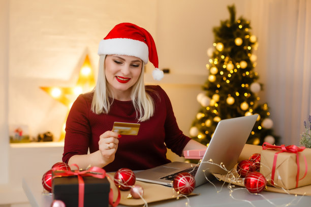 特写桌子上的女人在做圣诞装饰。上的观点图片下载