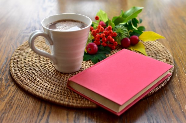 温暖的秋天饮料准备喝和享受凉爽的秋天下午图片下载