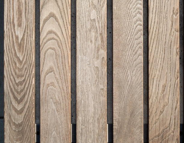 带有明显木纹图案的棕色木板排成一排。图片下载