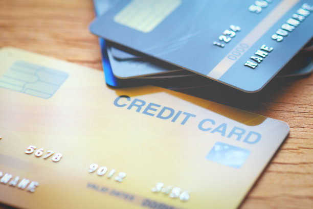 特写的模拟信用卡(假卡)堆叠和躺在木头桌子上。货币金融的概念。图片下载