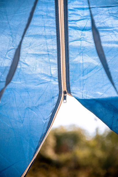 室外的蓝色帐篷和室内的自然景观图片下载