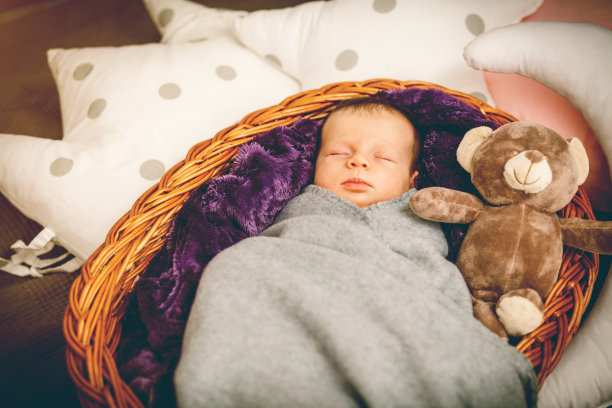 新生儿睡在篮子里图片下载