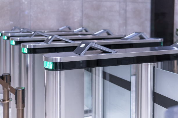 办公楼入口处的电子安检图片下载