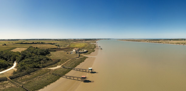 法国沙朗特河鸟瞰图图片下载