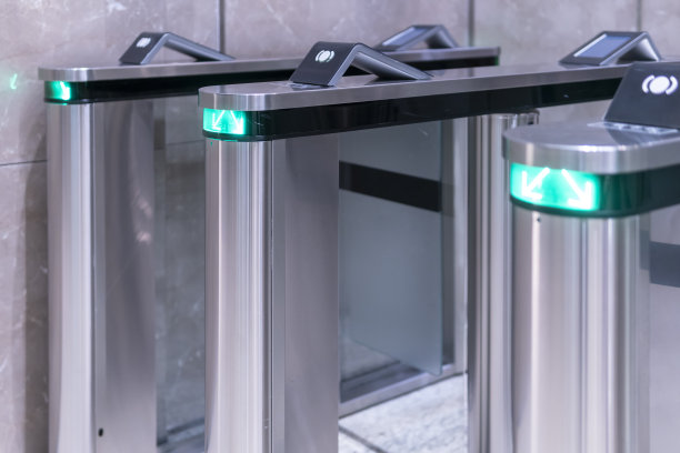 办公楼入口处的电子安检图片下载